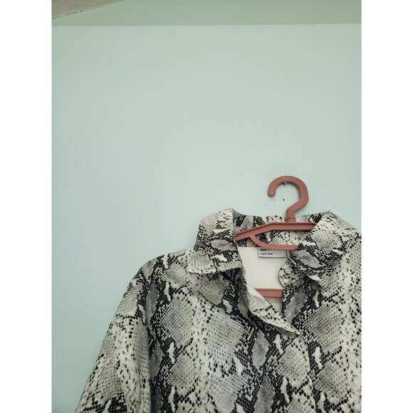 Asos Design Womens 6 Shirt Snakeskin Rubbery Button Up Gray Artsy Relaxed Fit - Picture 3 of 6